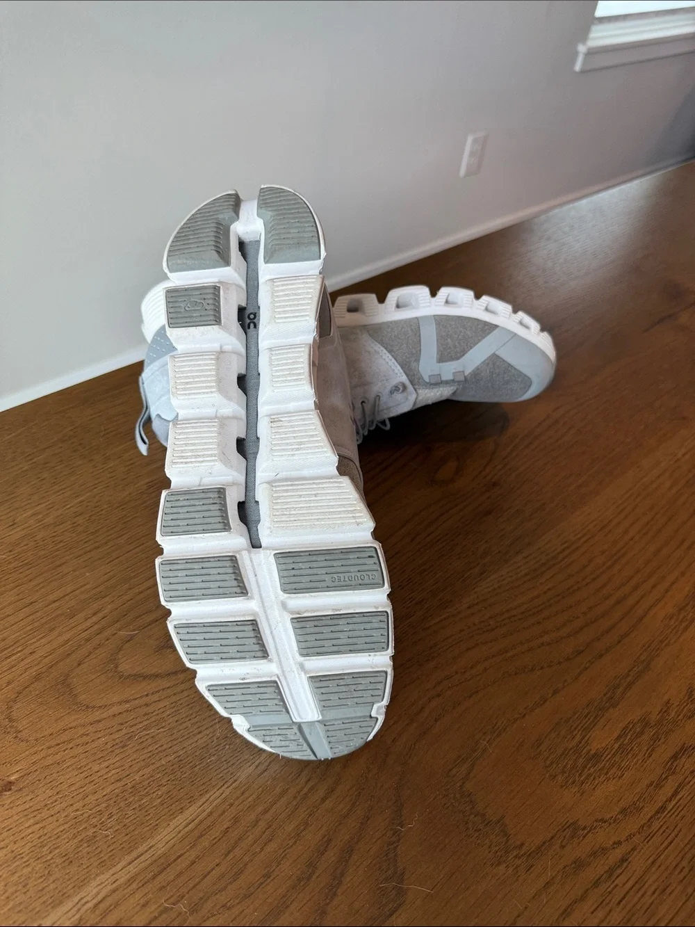 On Cloud 6 Men’s Athletic Sneakers